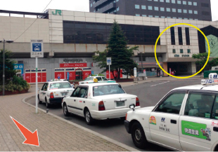 JR桑園駅西口の駅前広場側から出て、タクシー乗り場前を通って広場を抜けます